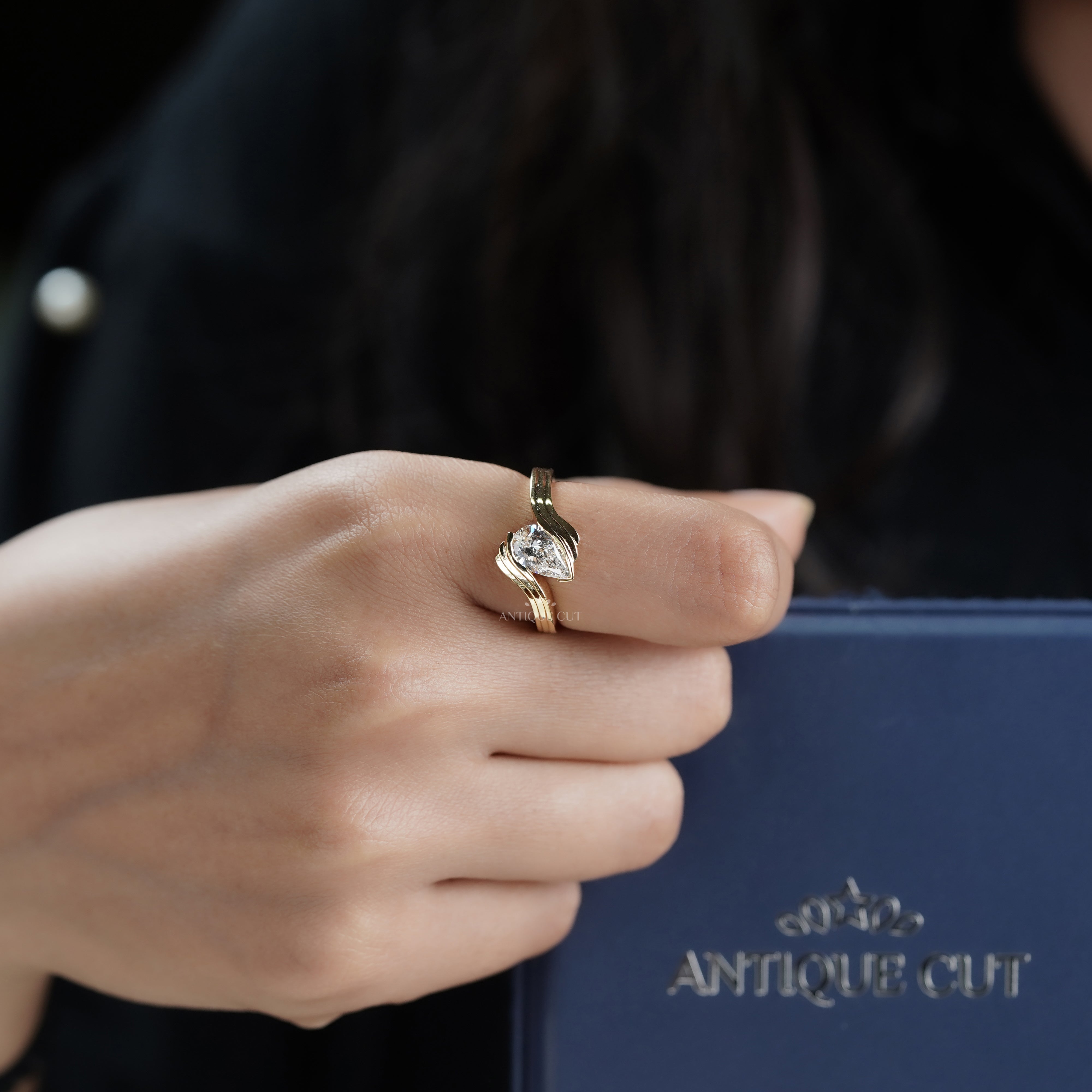 1.00ct Pear Lab Diamond Wave Solitaire Ring | Sculpted Yellow Gold | IGI Certified