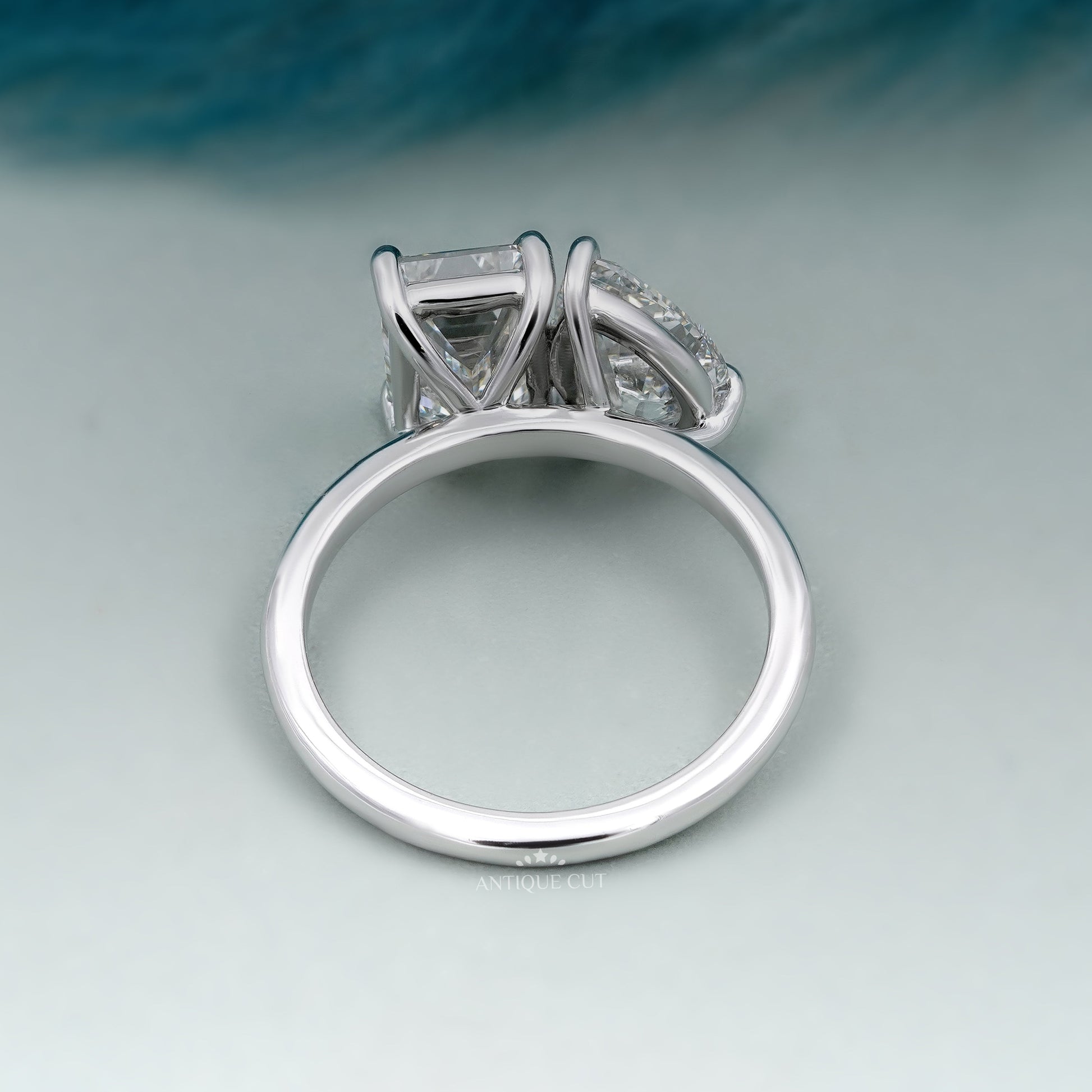 White gold Toi et Moi ring featuring emerald and pear diamonds
