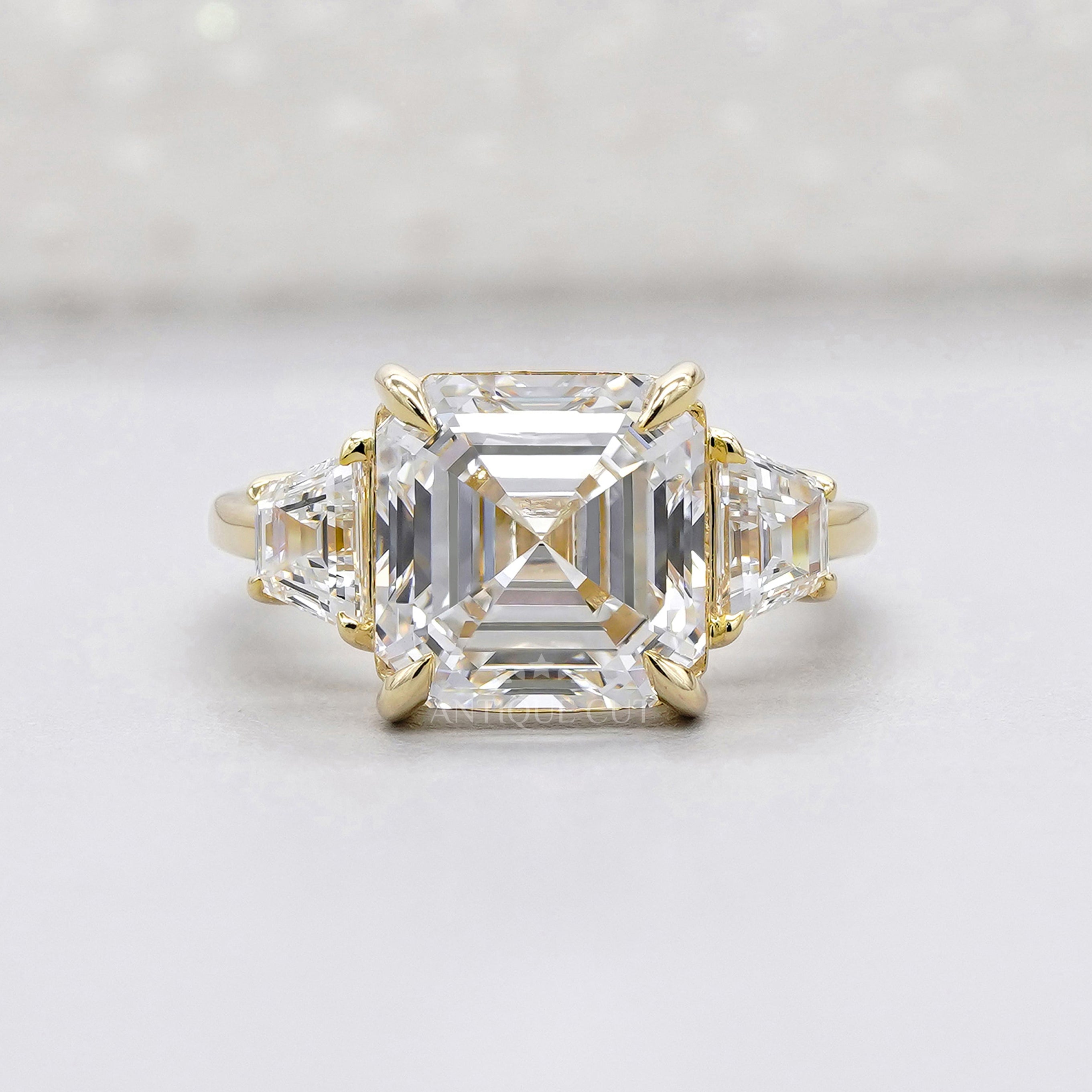 Ascher engagement ring in yellow gold with trapezoid side stones