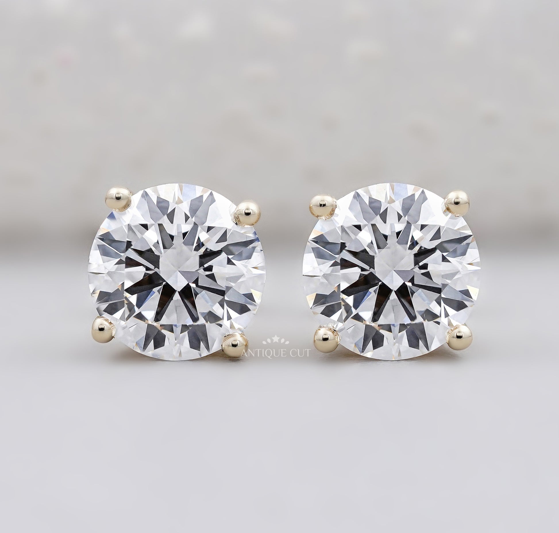 Round Cut Diamond Stud Earrings in Yellow Gold