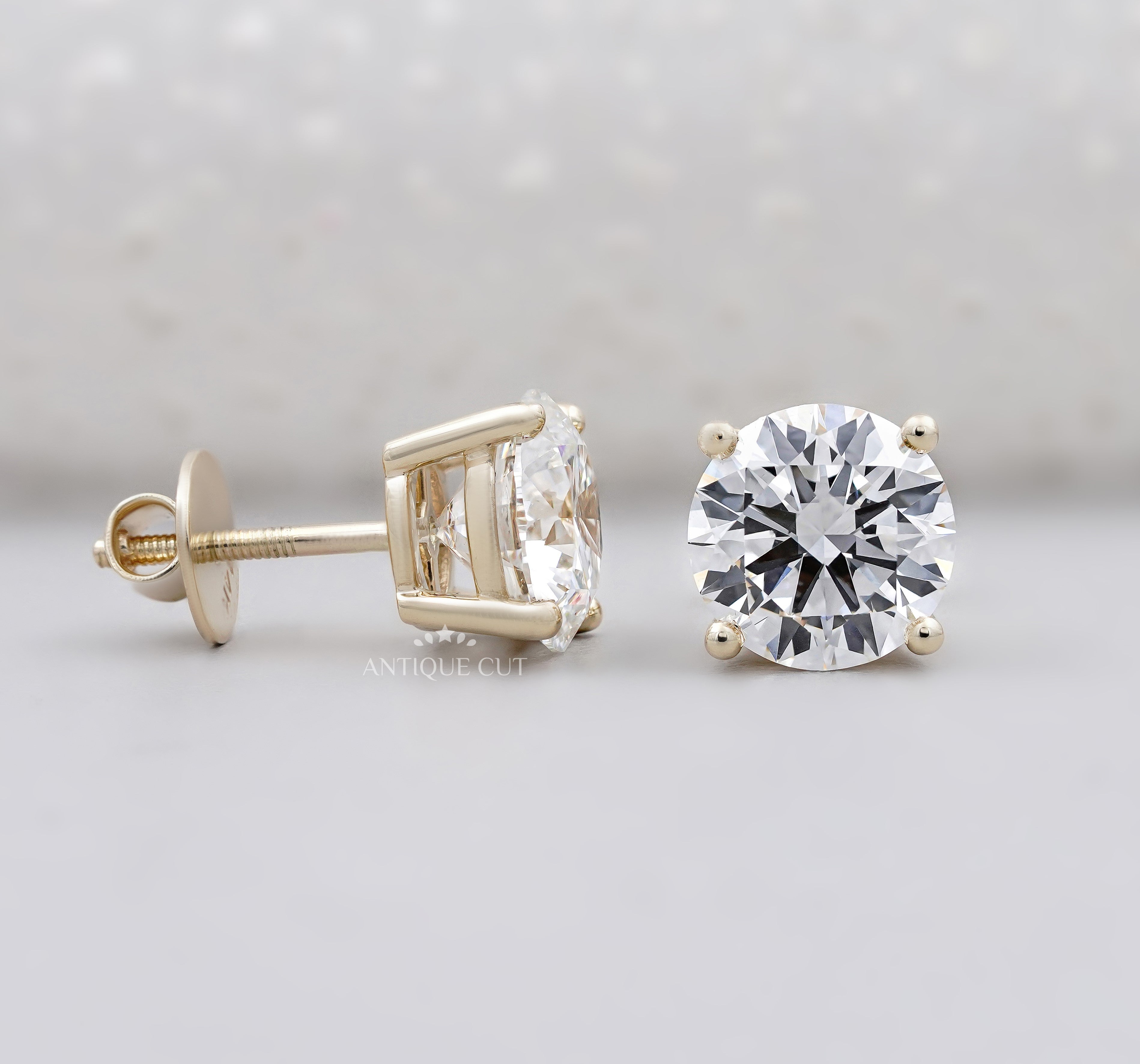 Round brilliant diamond stud earrings in yellow gold, IGI Certified