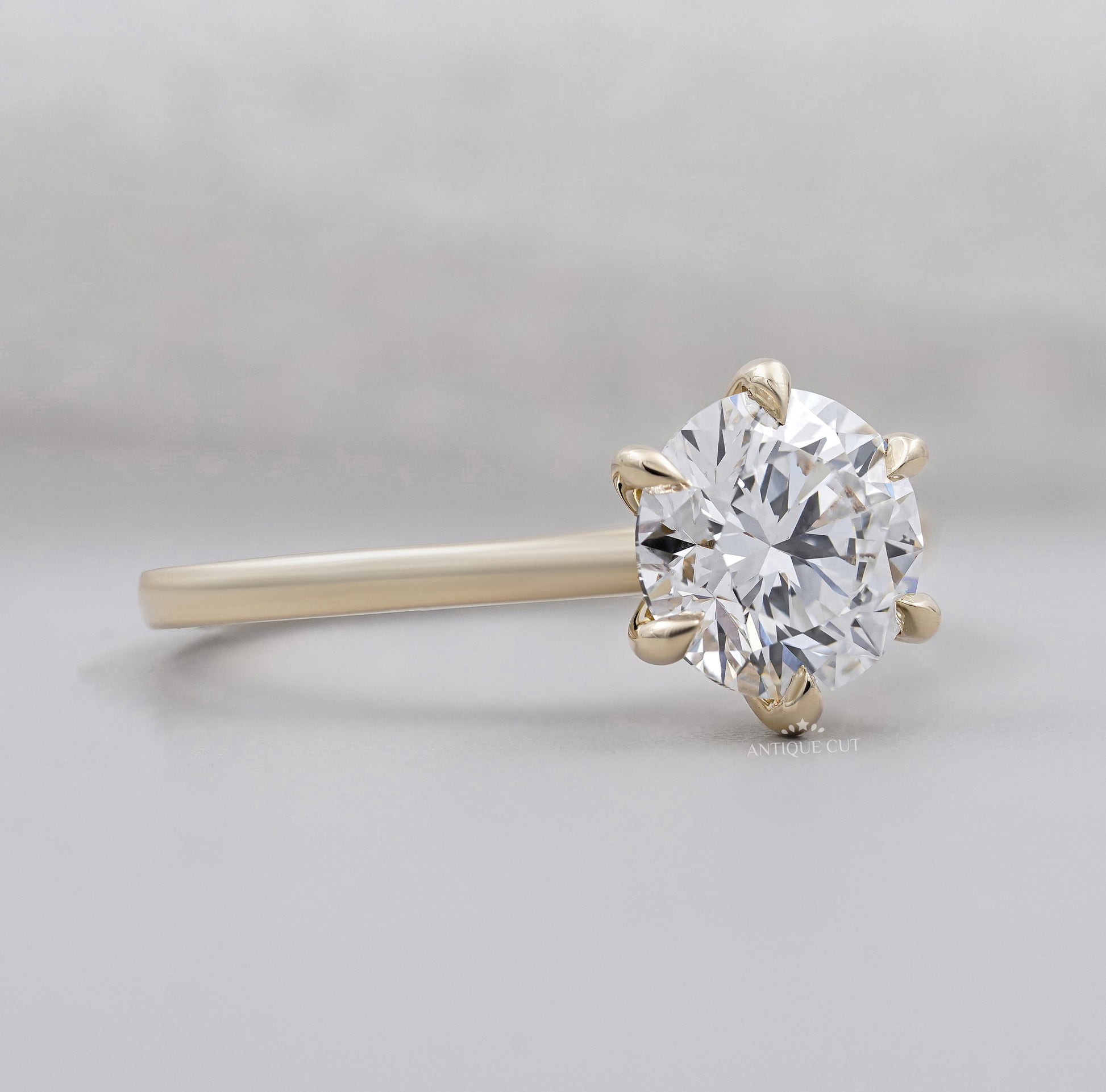 Round Brilliant Cut Diamond Solitaire Ring in Yellow Gold