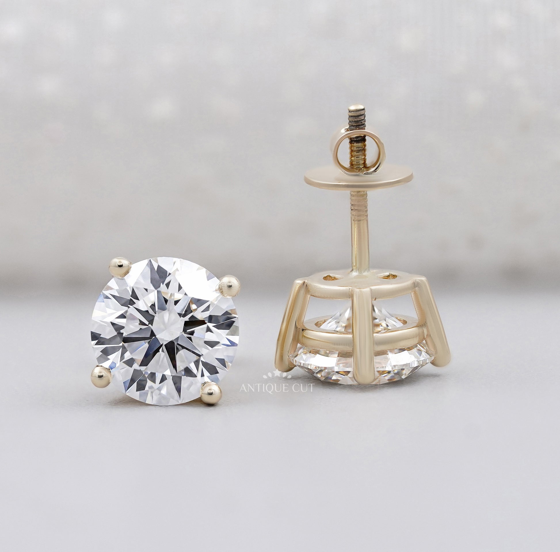 Round Cut Diamond Stud Earrings in Yellow Gold