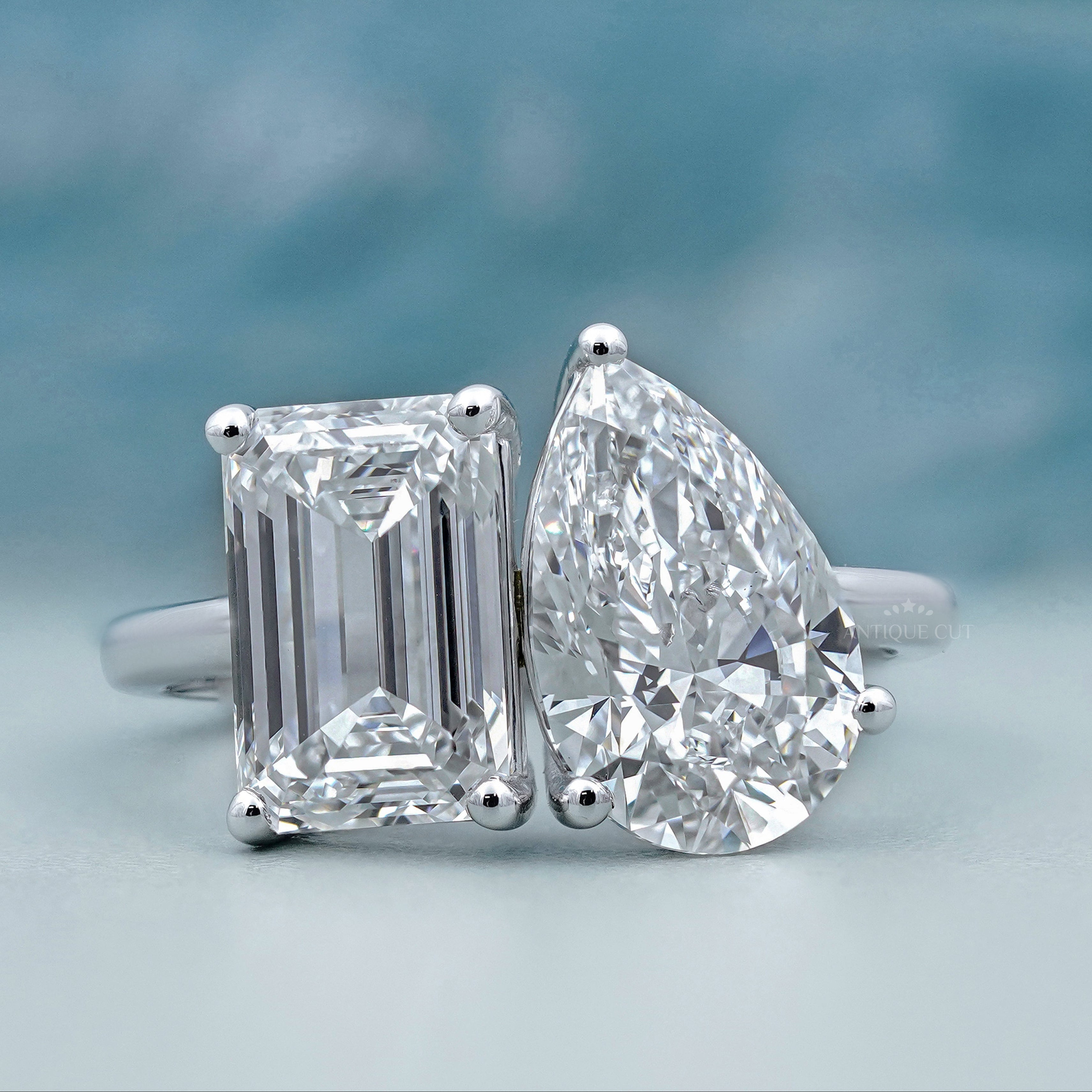 Toi Et Moi emerald and pear engagement ring in yellow gold