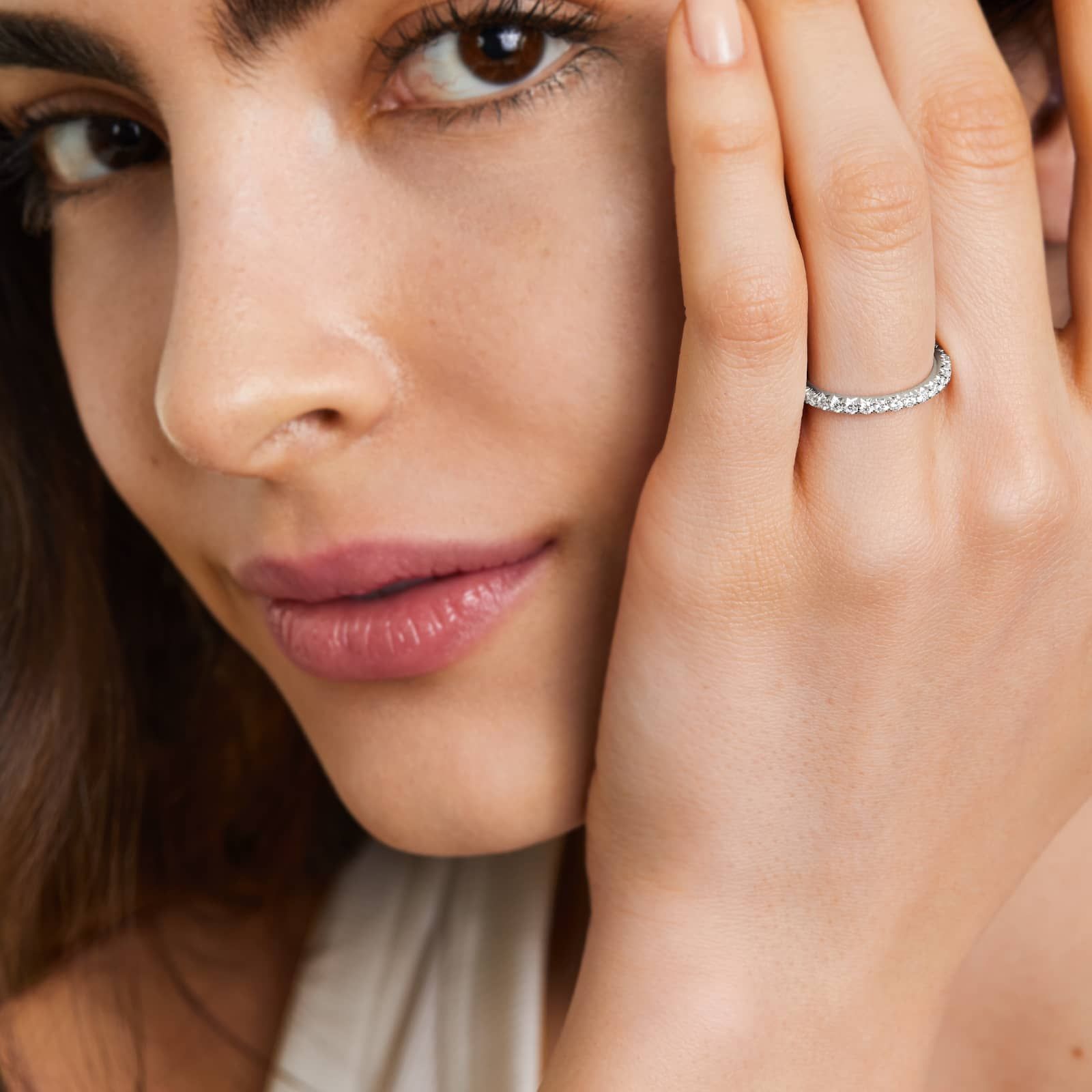 Bague d'éternité en diamant créé en laboratoire pavé français en or blanc 14 carats