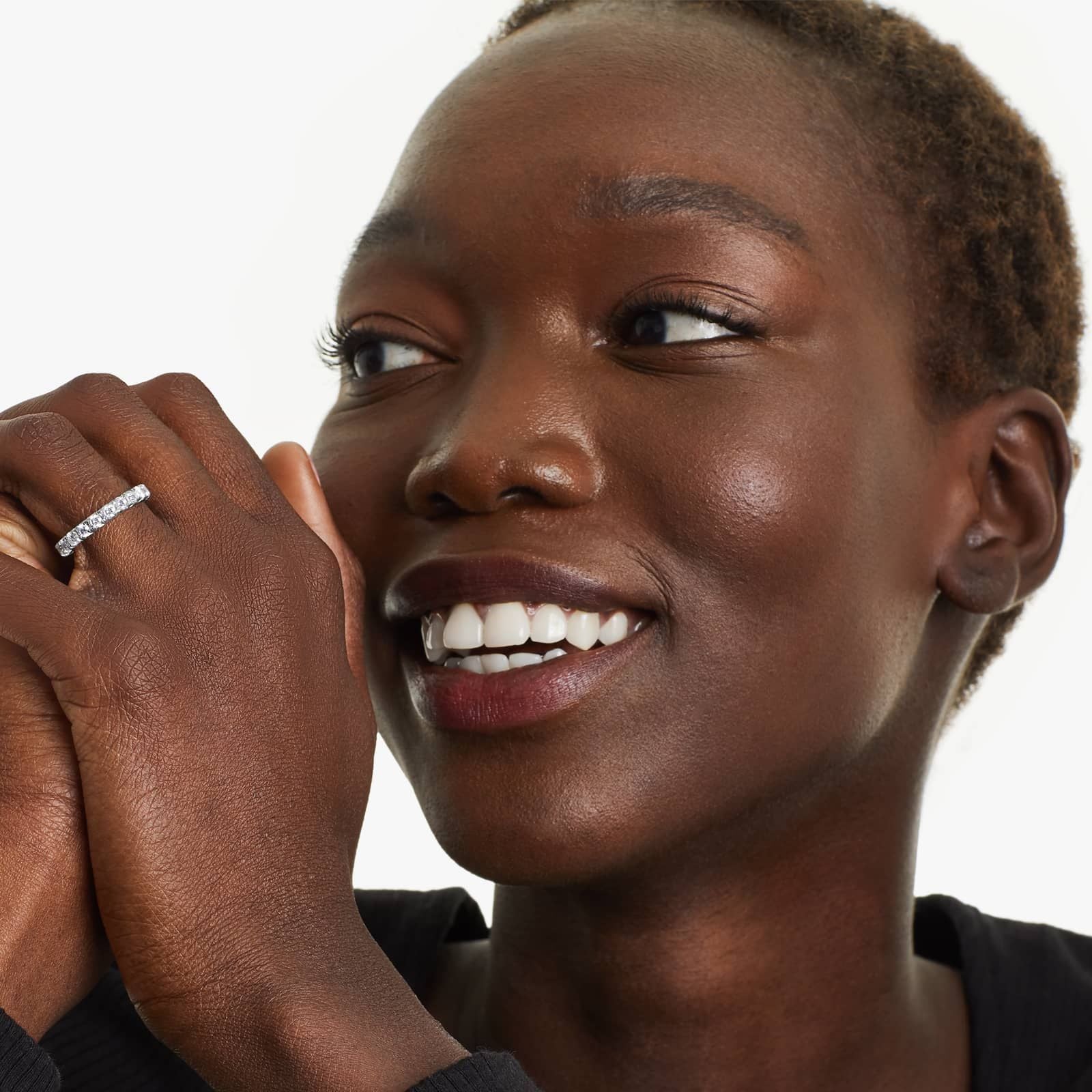 Bague d'éternité en diamant créé en laboratoire pavé français en or blanc 14 carats