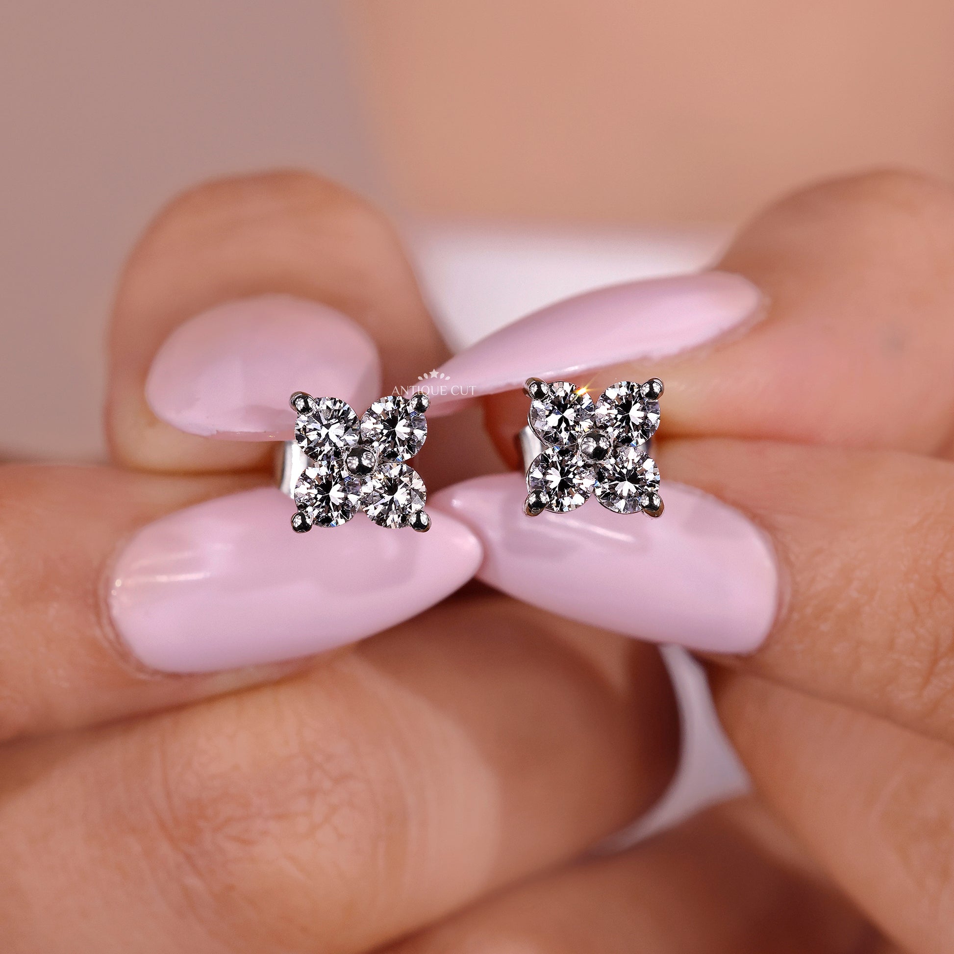 White gold earrings with round cut diamonds