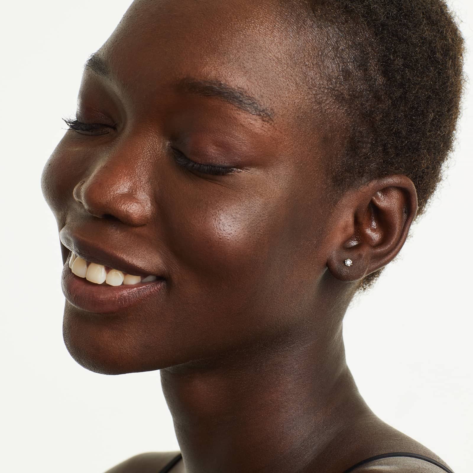 Boucle d'oreille à tige en diamant créée en laboratoire en fil d'or jaune 14 carats
