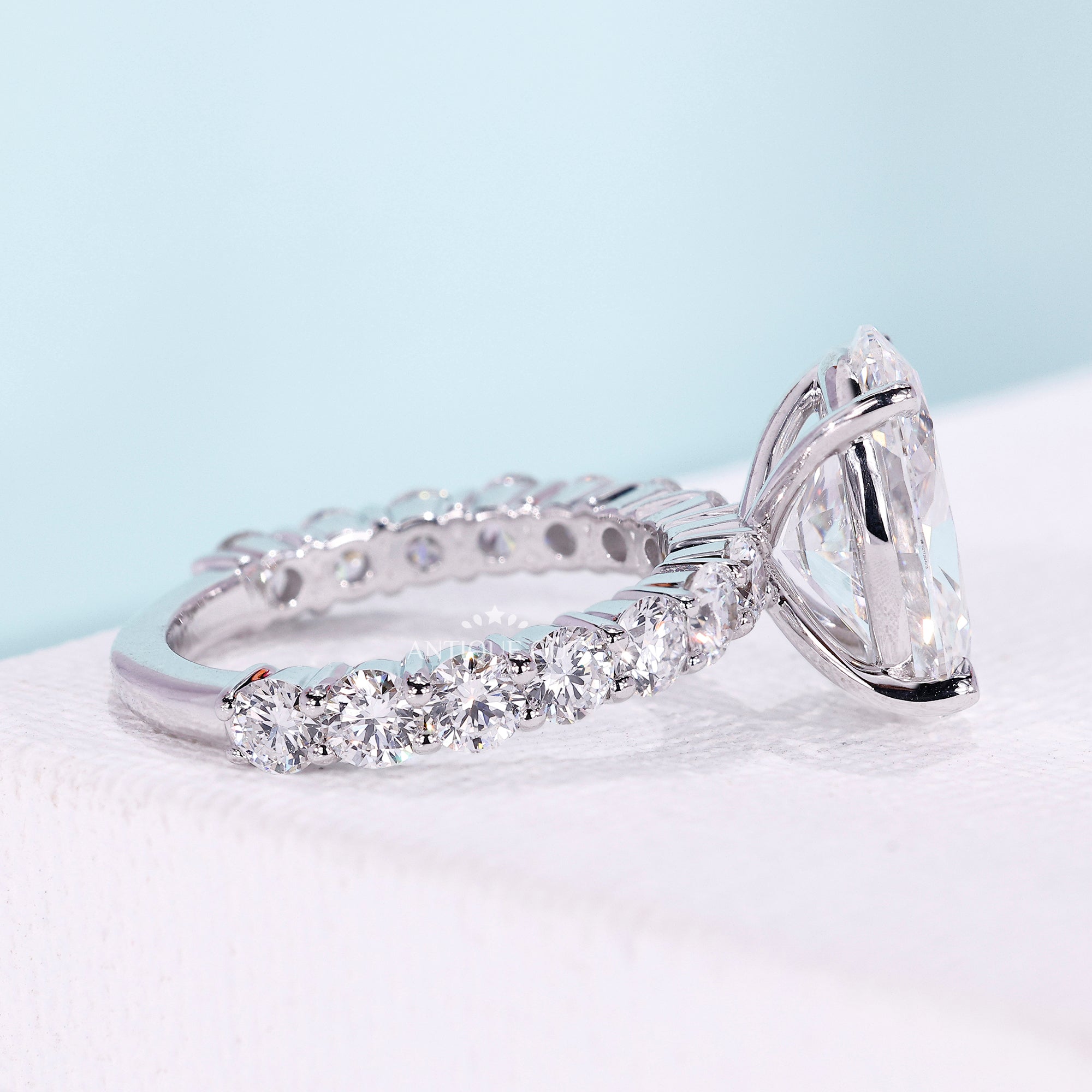 Women’s oval engagement ring in white gold
