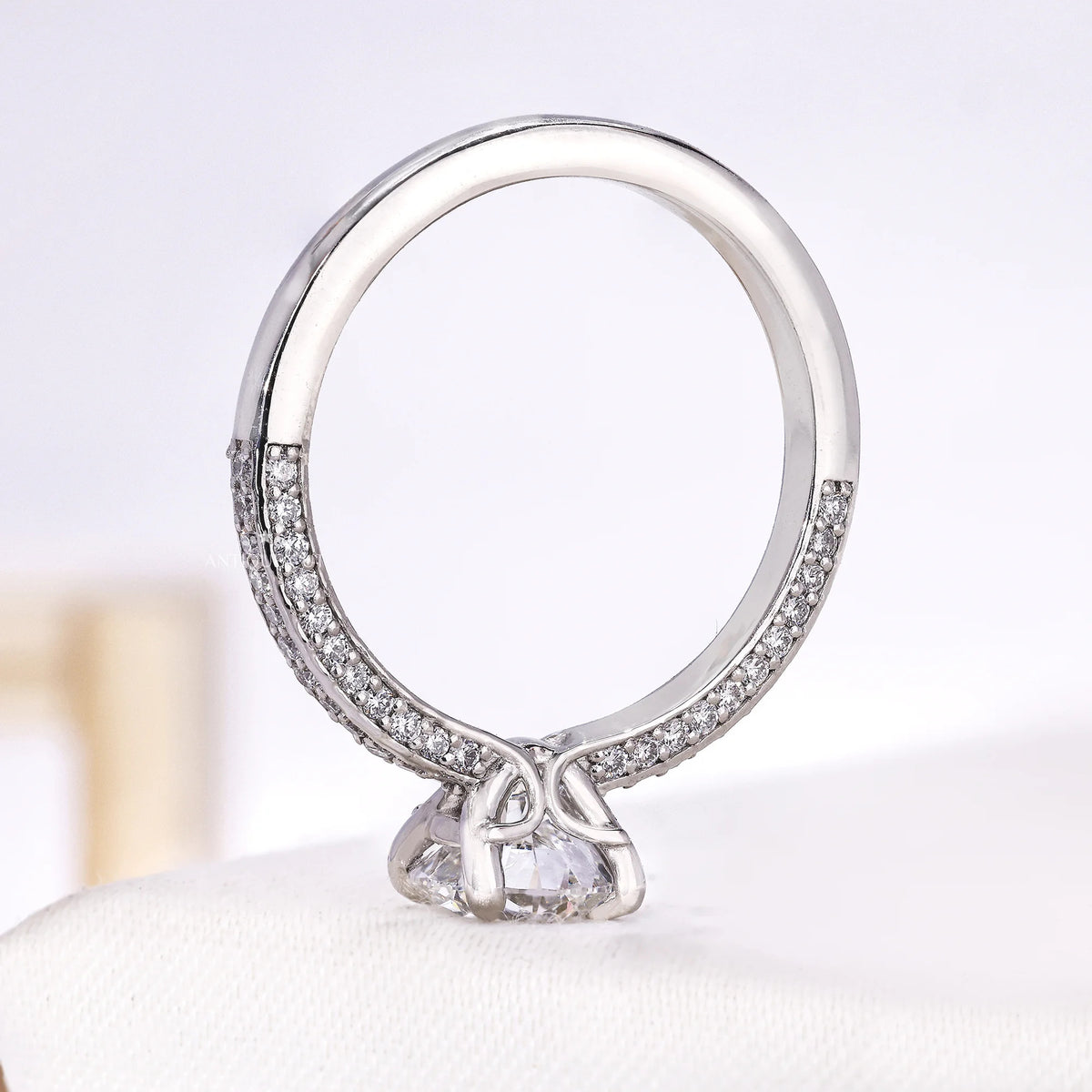 White gold diamond ring combining a round center stone and pavé accents