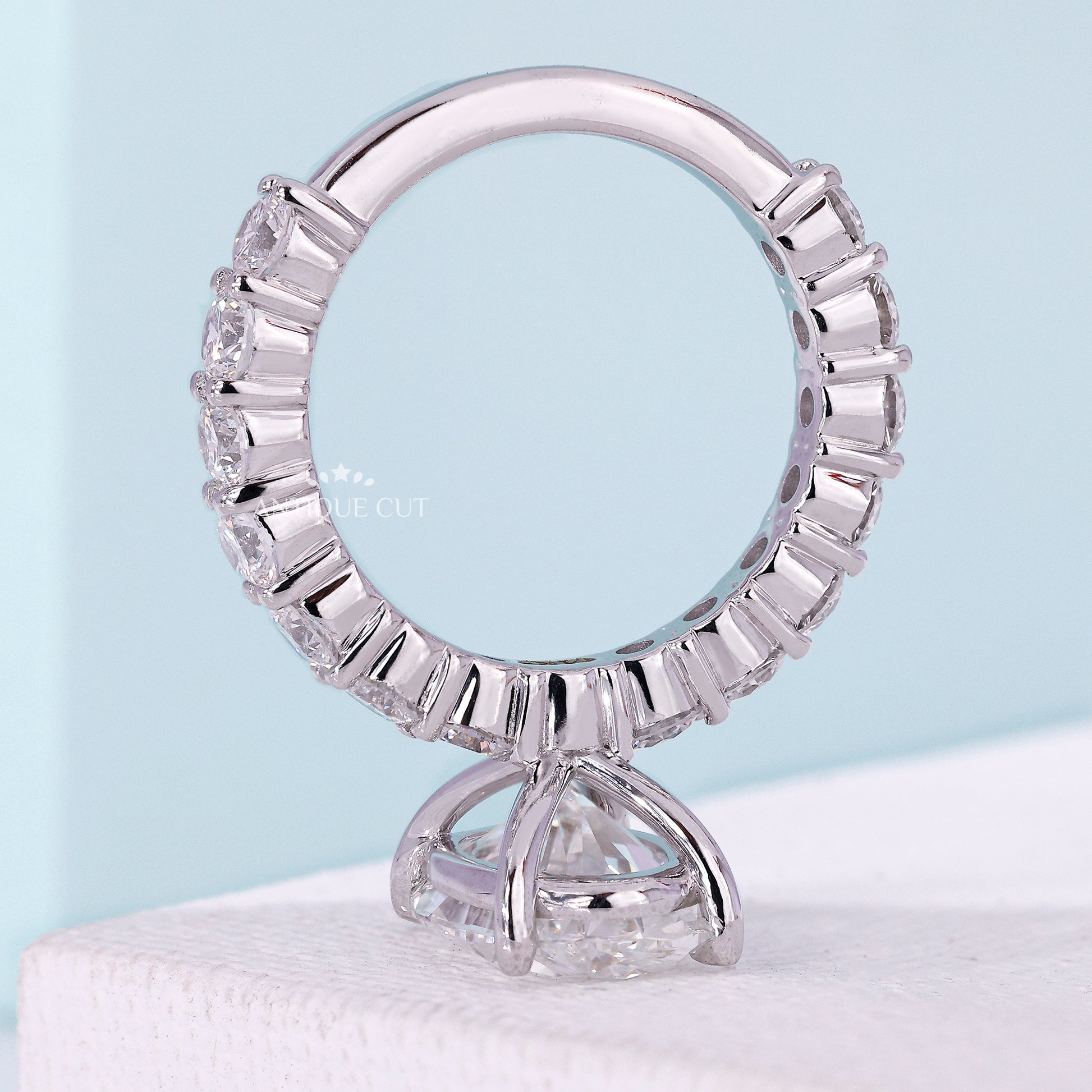 Oval pavé engagement ring with IGI certificate
