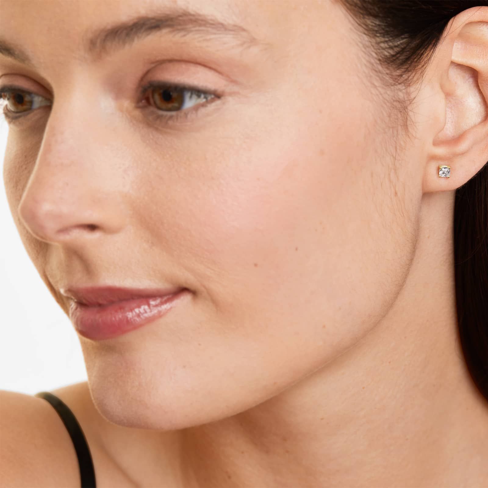 Boucles d'oreilles à tige en diamant créé en laboratoire en forme de coussin en or jaune 14 carats