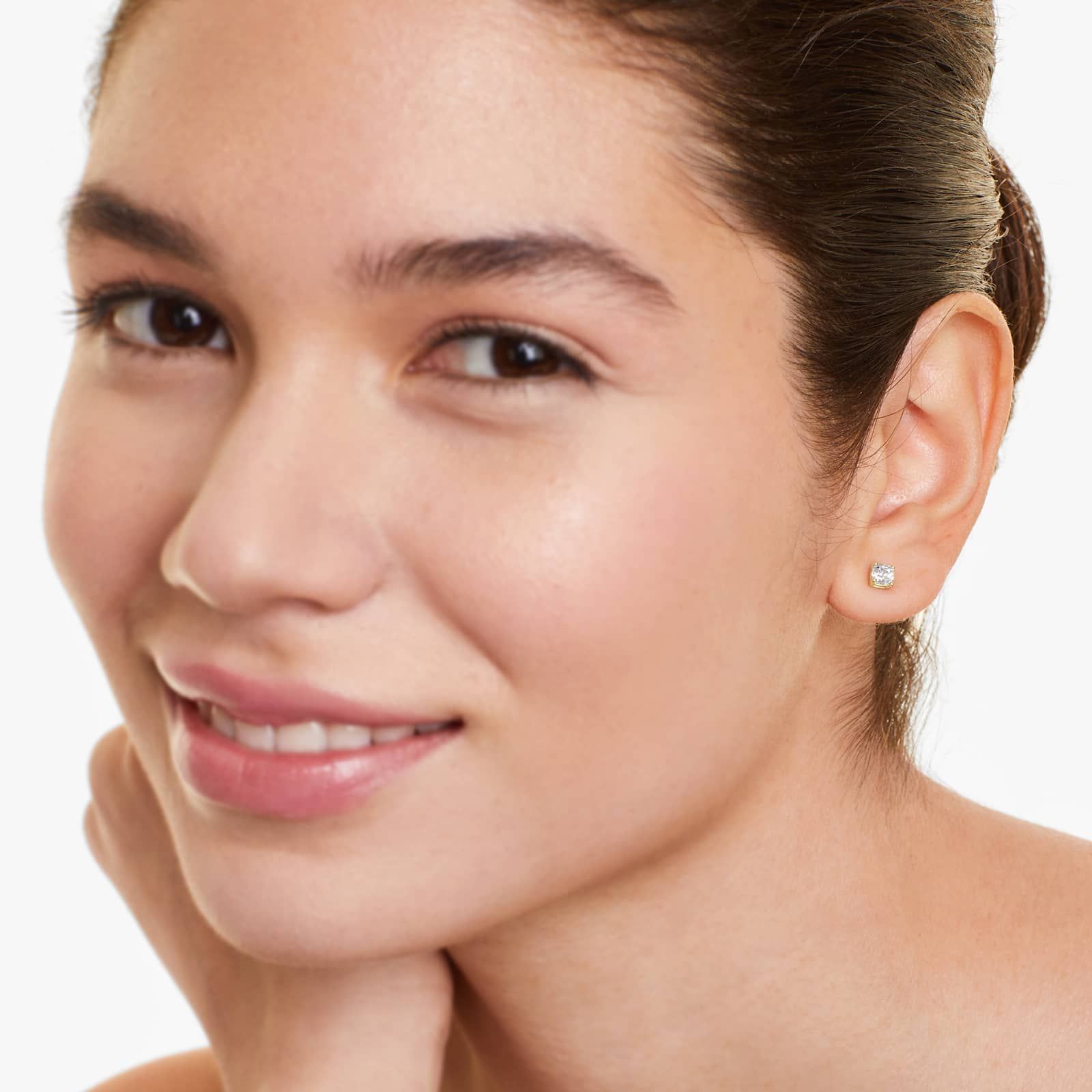 Boucles d'oreilles à tige en diamant créé en laboratoire en forme de coussin en or jaune 14 carats