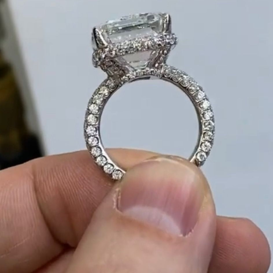 Emerald 11.45ct G VS1 Lab-Grown Diamond ring in platinum, igi certified diamond