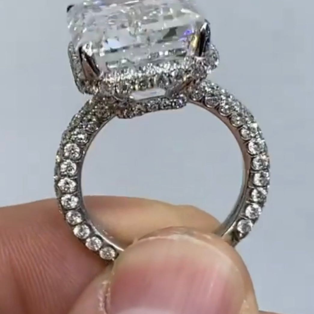 Emerald 11.45ct G VS1 Lab-Grown Diamond ring in platinum, igi certified diamond
