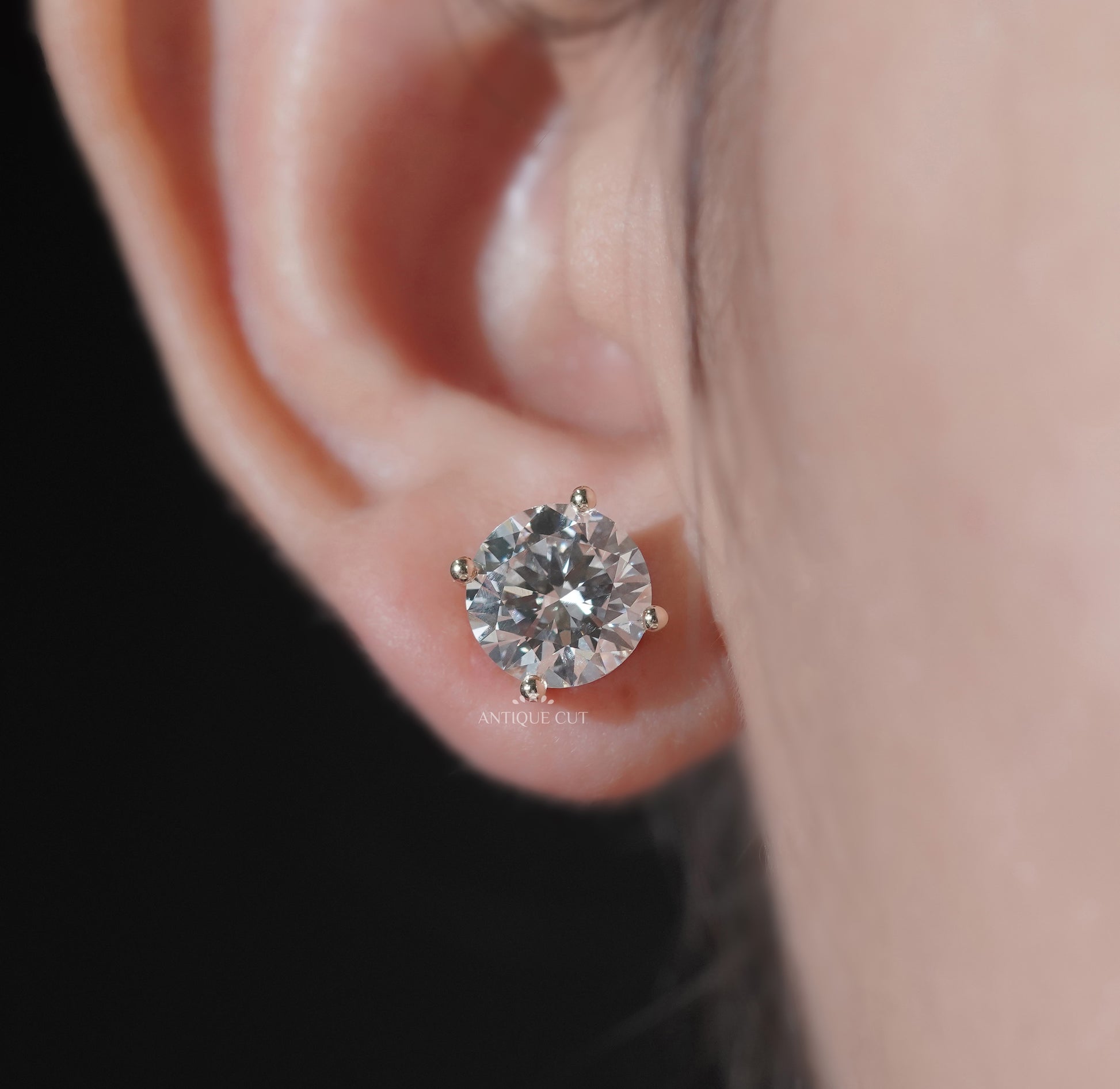 Round Cut Diamond Stud Earrings in Yellow Gold