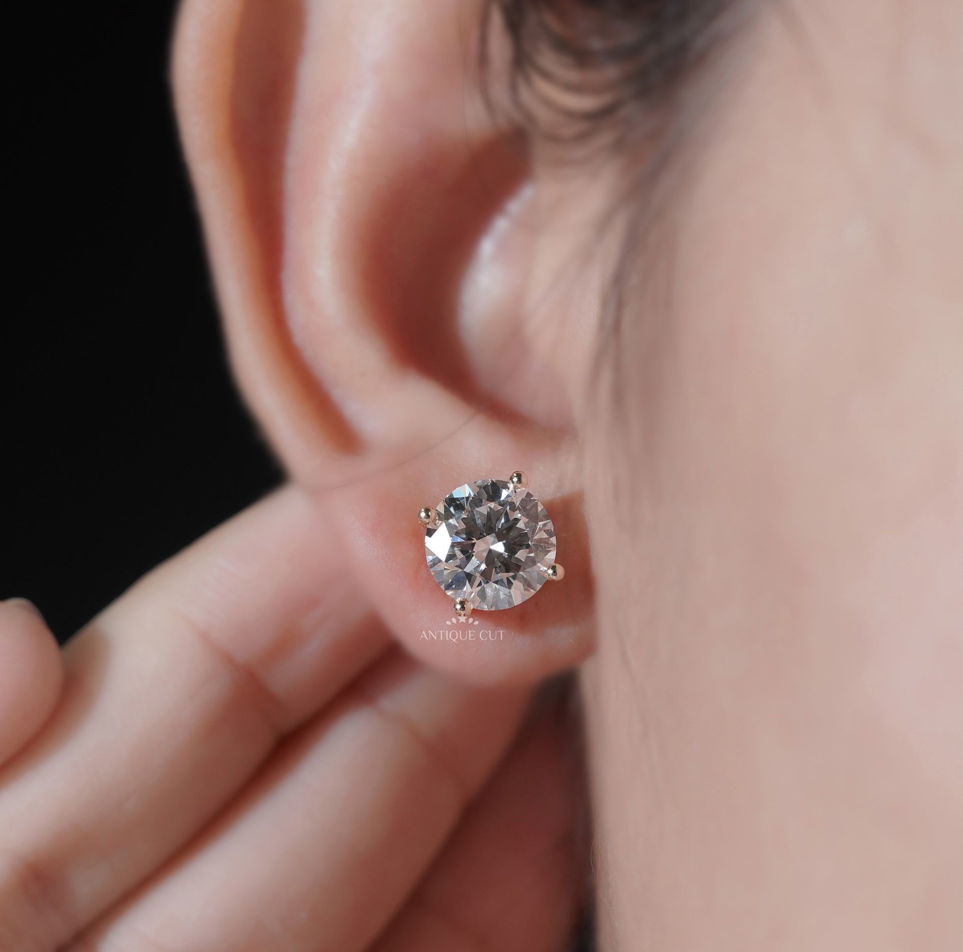 Round Cut Diamond Stud Earrings in Yellow Gold