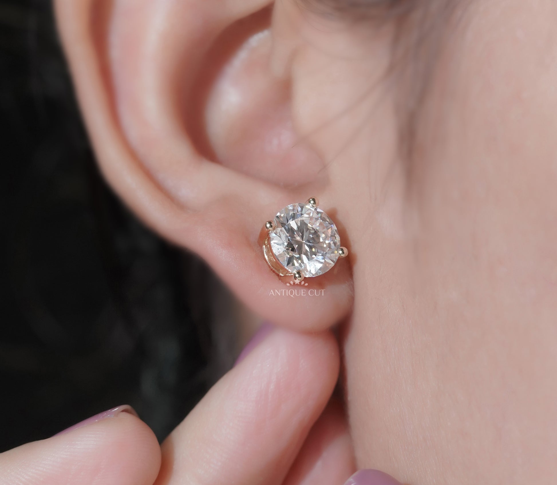 Round Cut Diamond Stud Earrings in Yellow Gold
