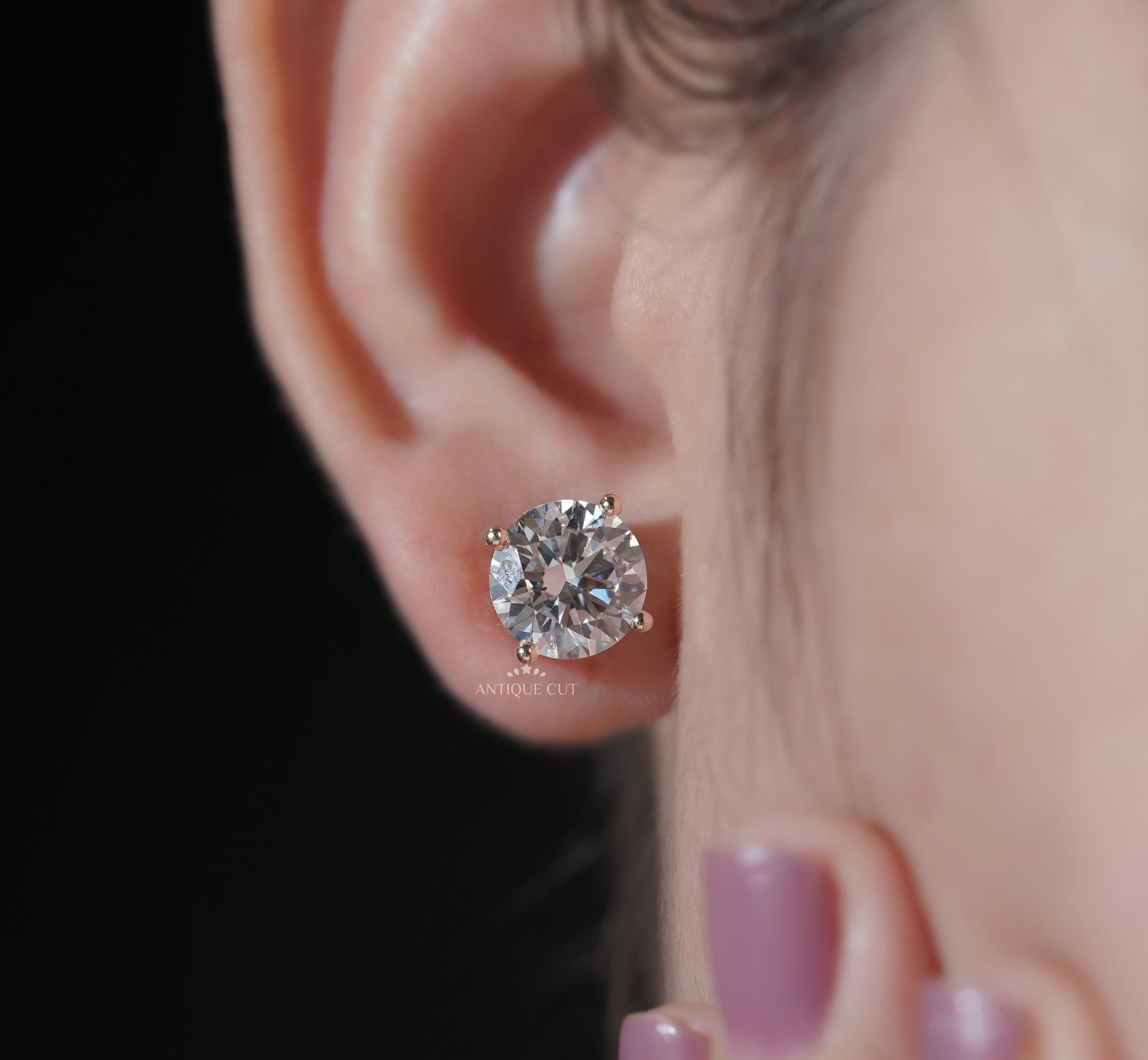 Round Cut Diamond Stud Earrings in Yellow Gold