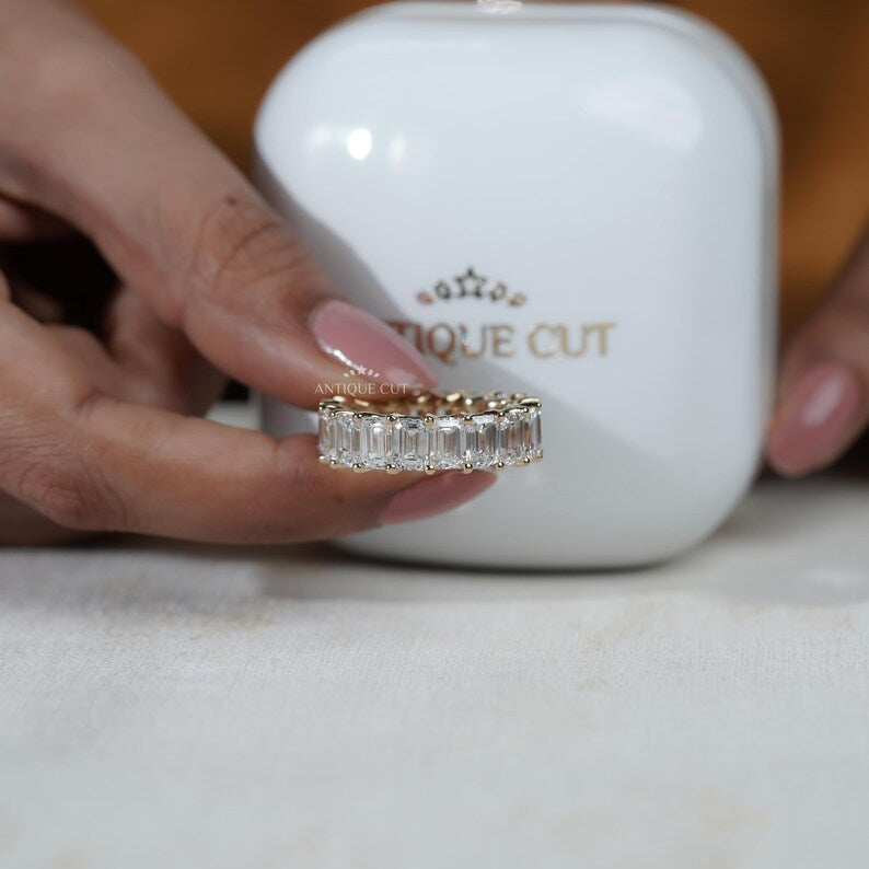 Elegant yellow gold eternity band

