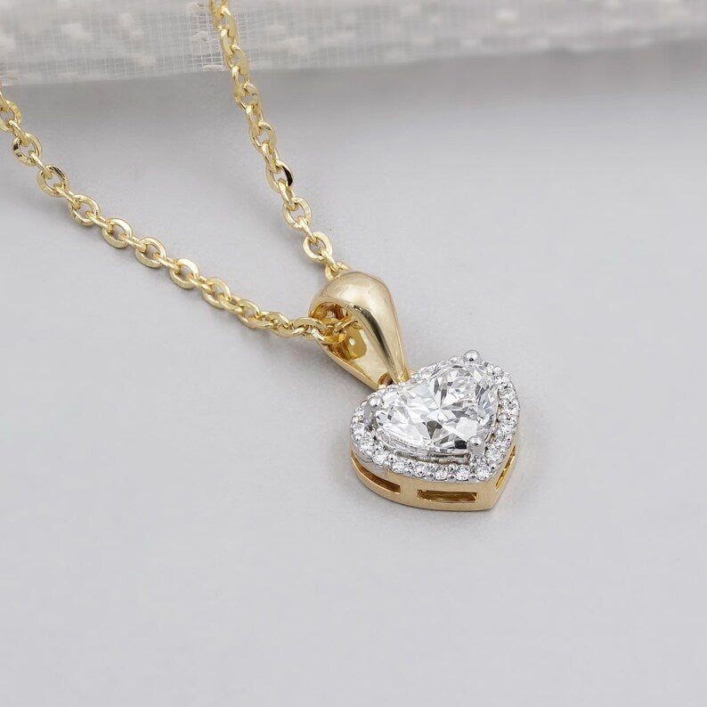 round diamond halo in yellow gold