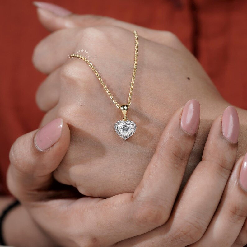 heart diamond pendant necklace in classic halo setting