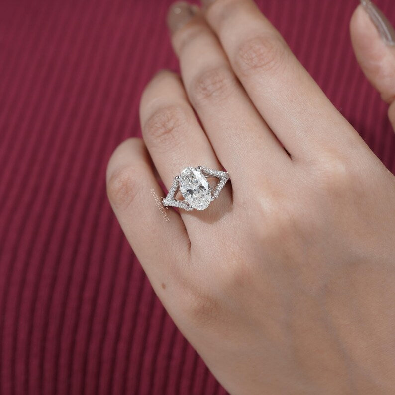 Romantic oval diamond ring for women