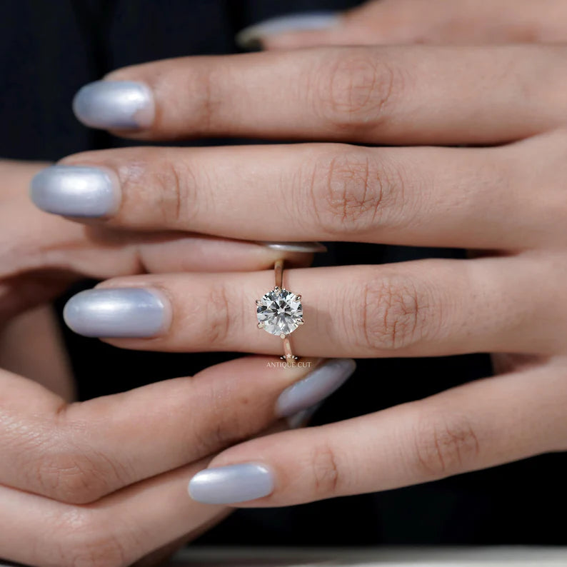 Bridal engagement ring with round diamond