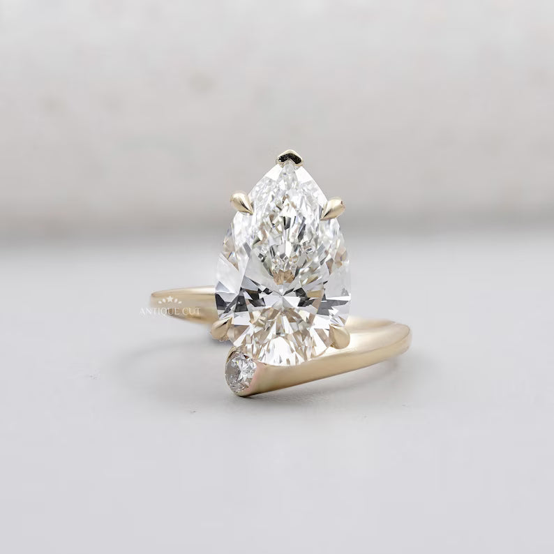 Pear shape diamond ring yellow gold with side pear diamonds