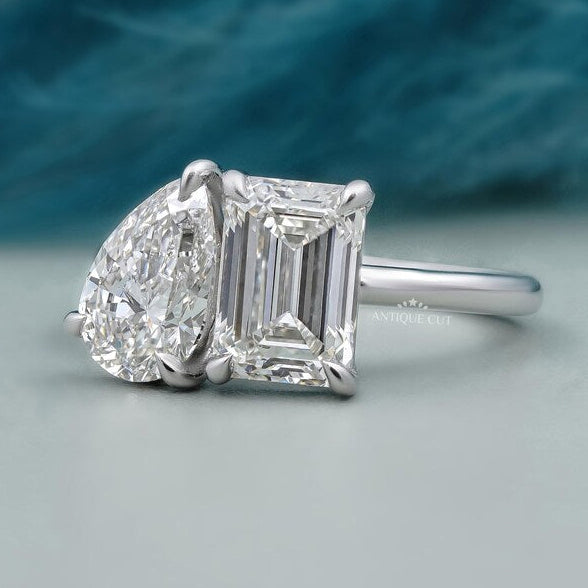 Emerald and pear diamond ring white gold Toi et Moi design
