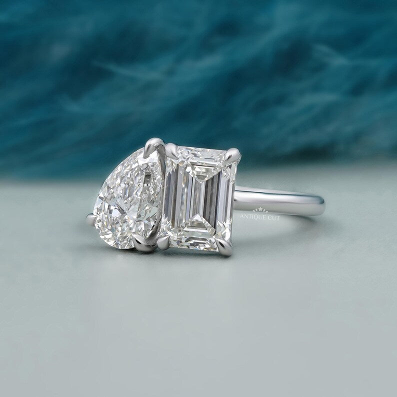 Emerald and pear diamond ring white gold Toi et Moi design