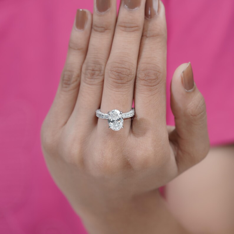 Timeless oval cut ring with pave setting