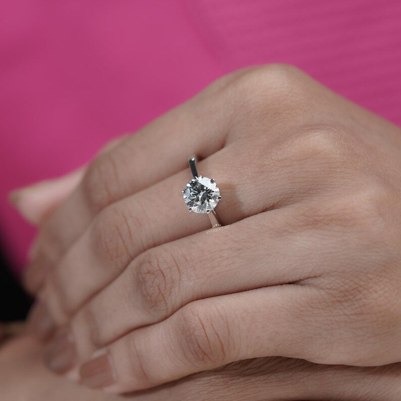 Timeless round engagement ring look