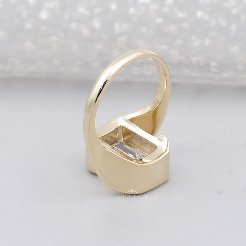 Elegant emerald cut diamond in yellow gold