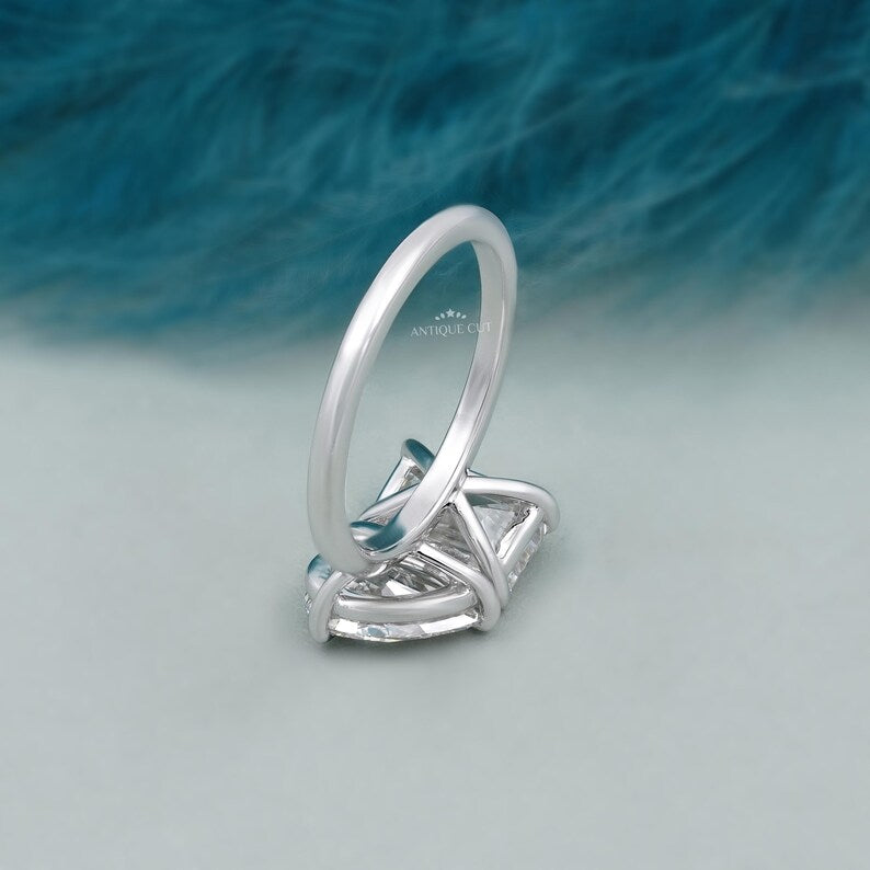 Elegant Toi et Moi ring emerald and pear diamonds white gold