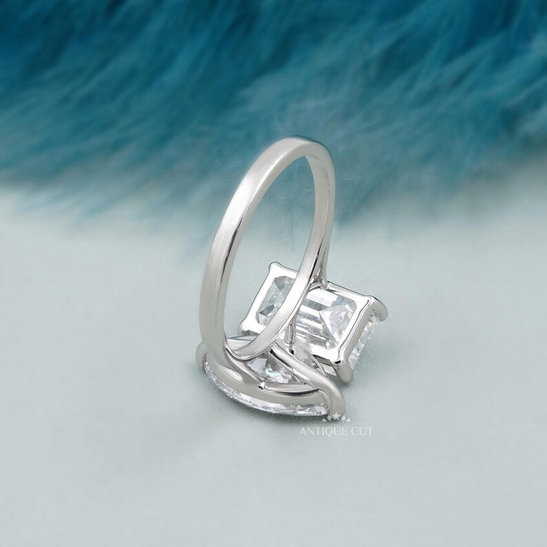 Unique toi et moi ring with emerald and marquise cuts