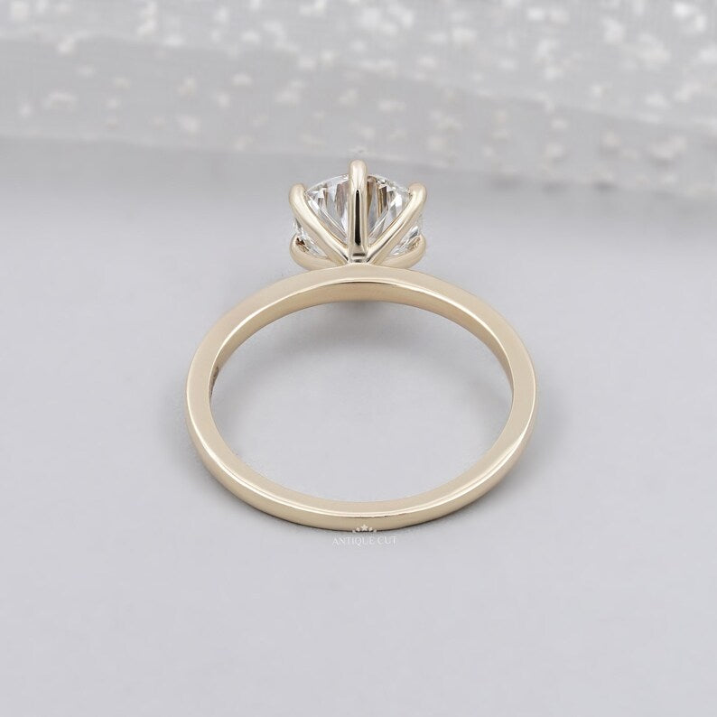 Round Brilliant Cut Diamond Ring with Solitaire Diamond | Yellow Gold