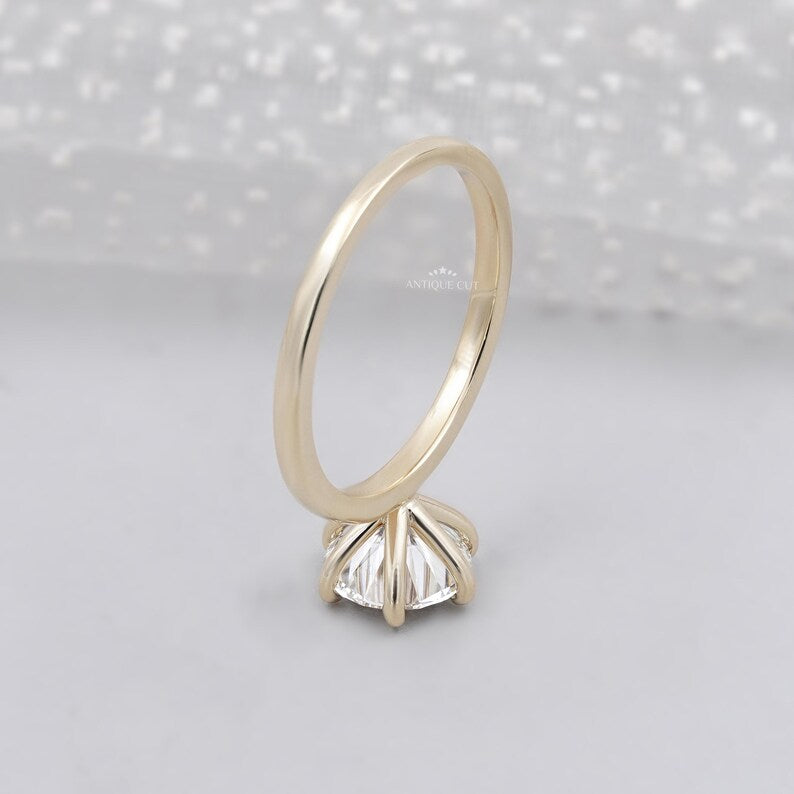 Round Brilliant Cut Diamond Ring with Solitaire Diamond | Yellow Gold