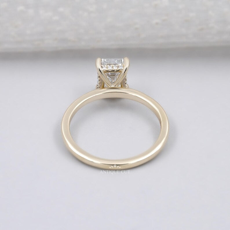 Elegant emerald diamond ring yellow gold