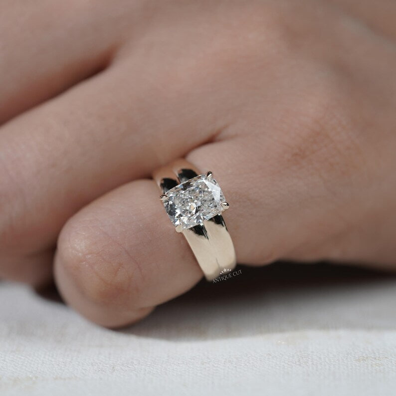 Elegant yellow gold solitaire ring