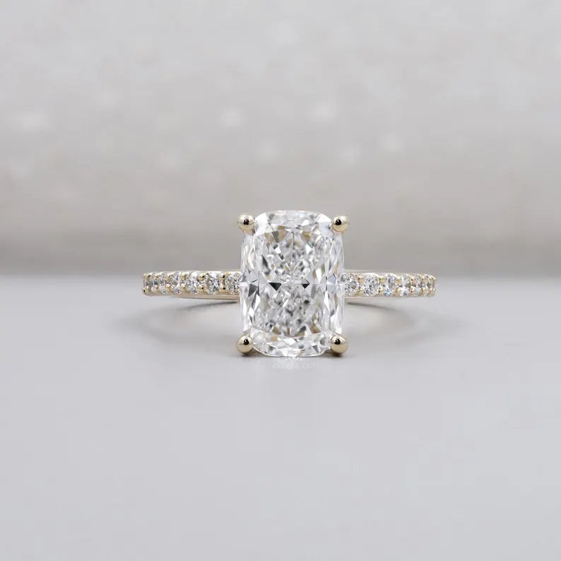 Cushion cut diamond ring in yellow gold