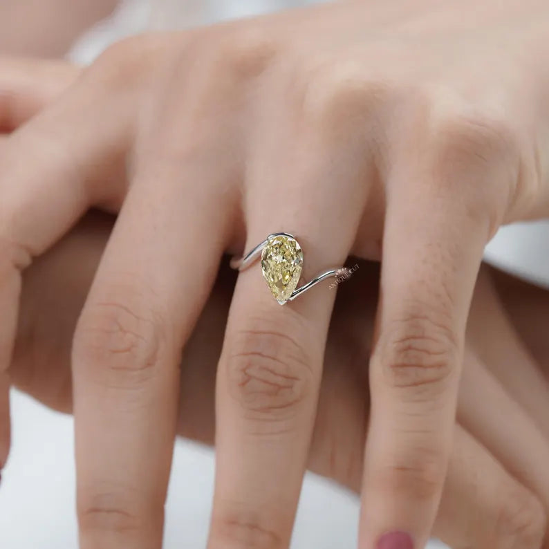 Pear yellow diamond ring in white gold, side profile