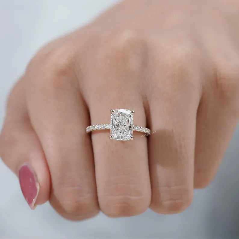 Yellow gold ring with cushion cut diamond