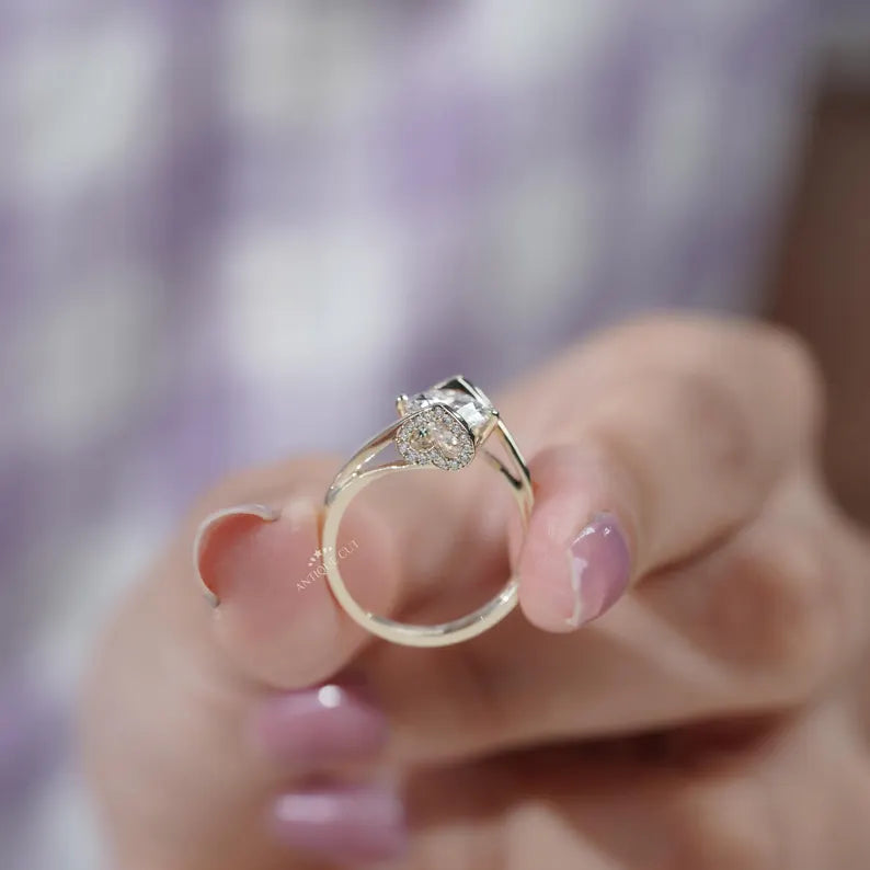 Close-up of round center diamond in sculptural gold setting