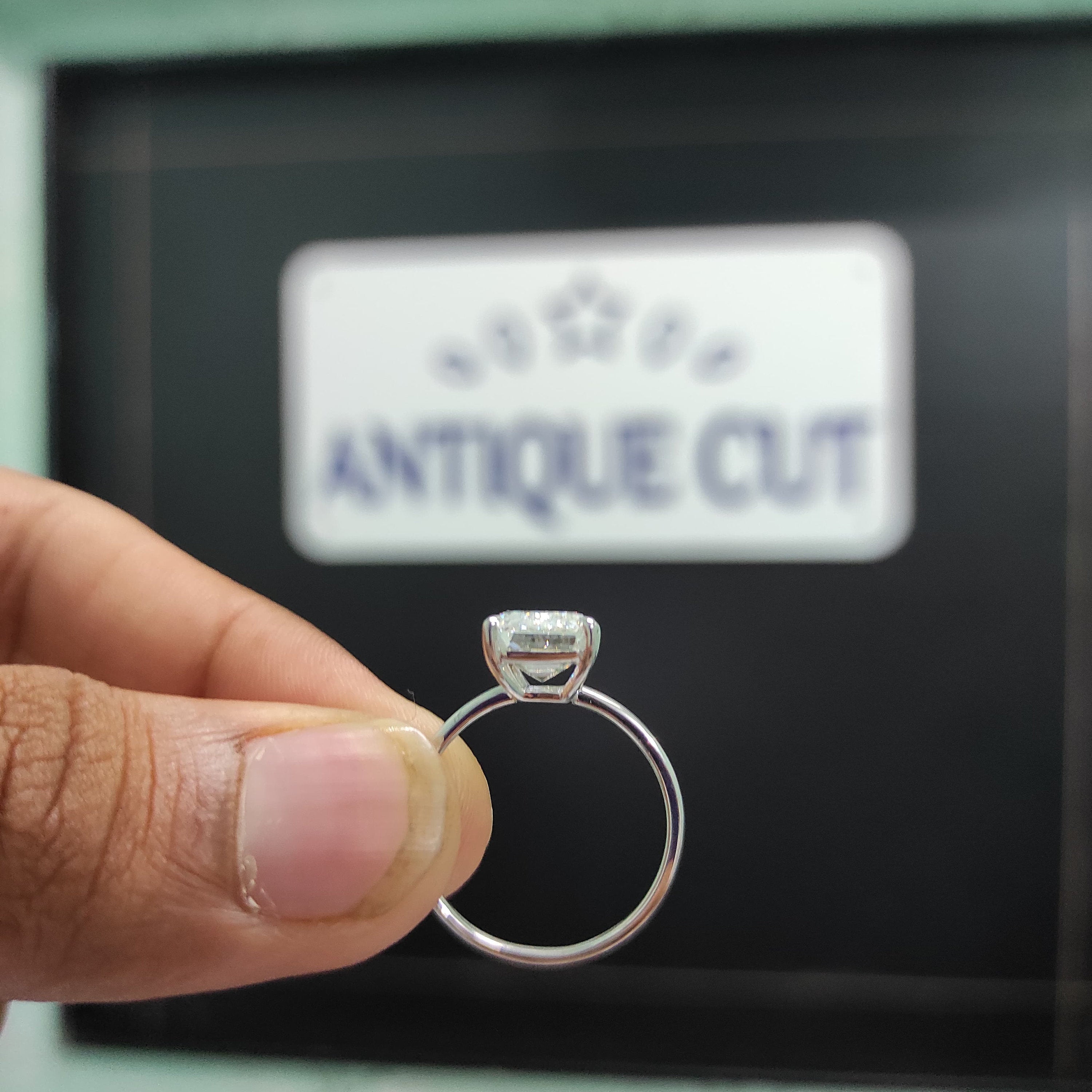 Emerald 5.50ct lab-grown diamond platinum Engagement ring, DEF Color, VVS-VS Clarity - IGI Certificate