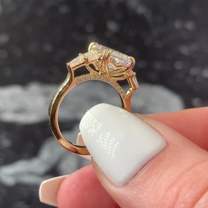 Custom order - 3.5ct D-VVS Emerald center stone | 18kt yellow gold | 6.75 US
