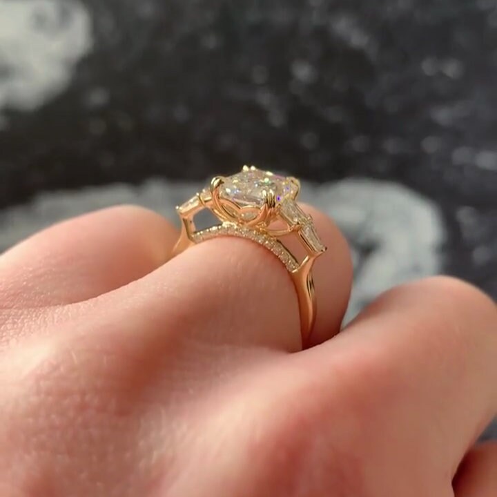 3.00ct Emerald Lab Diamond Ring | Pavé & Baguette Side Stones | DEF VVS | IGI Certified