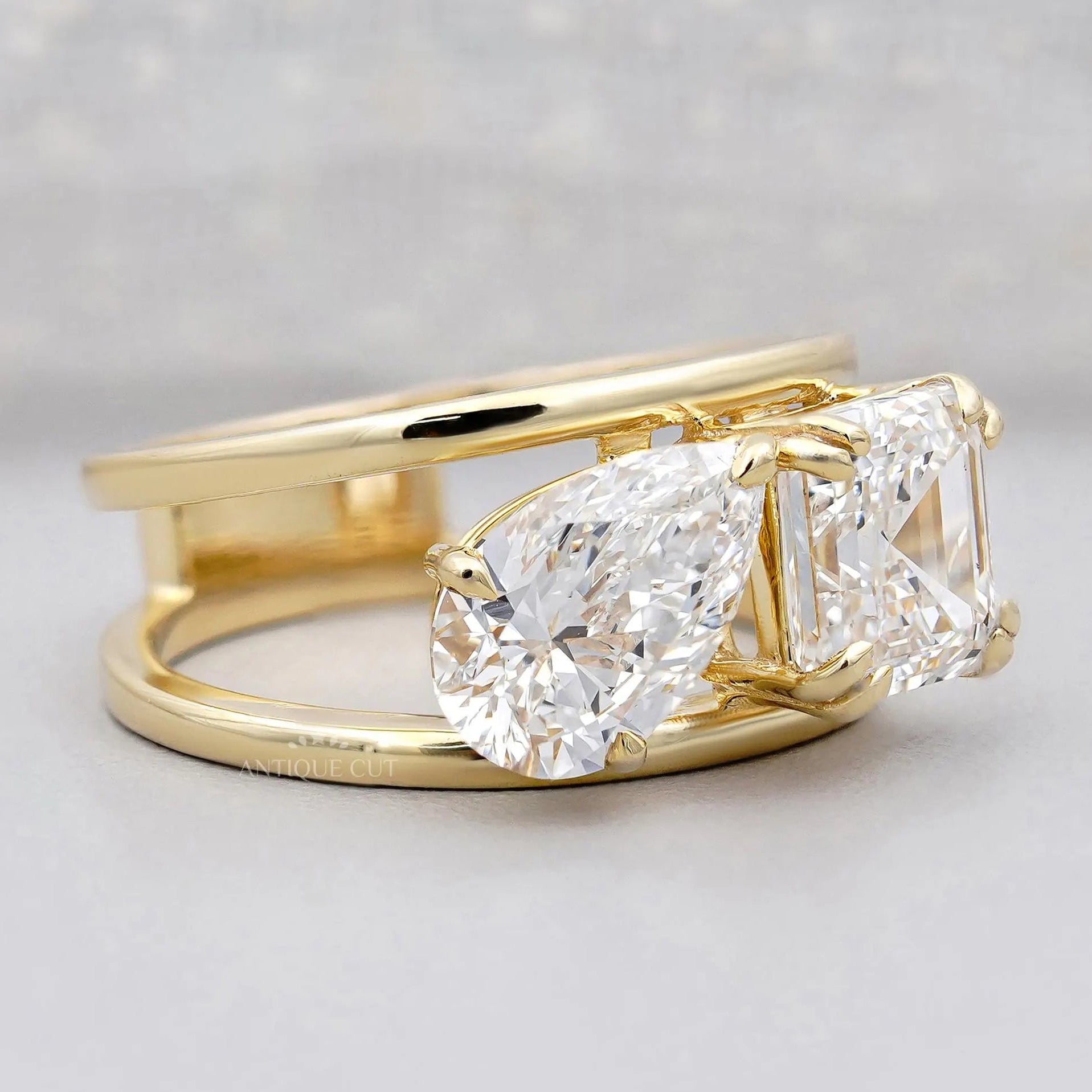 Toi Et Moi emerald and pear diamond ring in gold