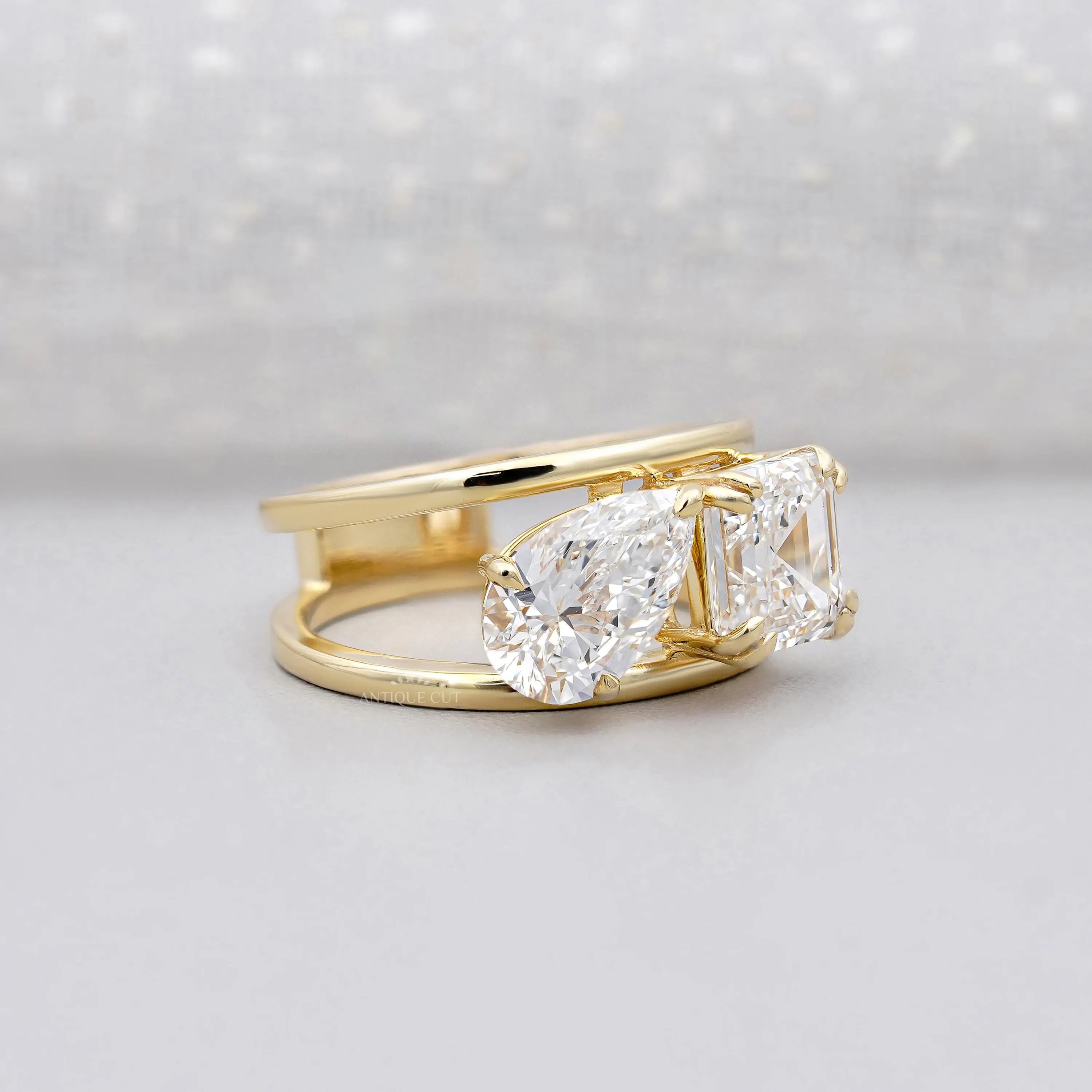 Toi Et Moi emerald and pear diamond ring in gold