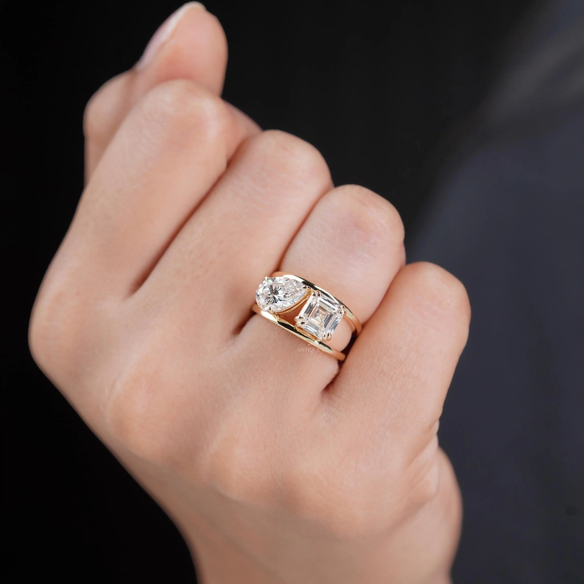 Luxury emerald and pear diamond ring in gold